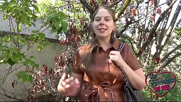Alice, a gostosa, chupa dois paus ao mesmo tempo