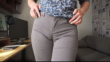Colega Safada Te Seduz Com Calcinha Molhada Na Calça Apertada