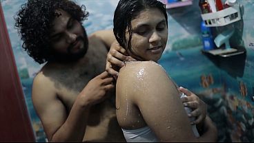 Coroa Indiana Gostosa Se Diverte No Banho Quente E Vaporoso