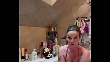 Coroa Morena Molhada Lava Os Pés E Depois Os Dedos Perfeitos
