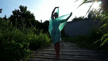 Dança Semi Nua Na Prancha Com Bundão Pra Todo Mundo Ver