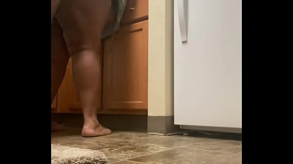 Dona De Casa Gostosa Fodida Enquanto Tenta Cozinhar