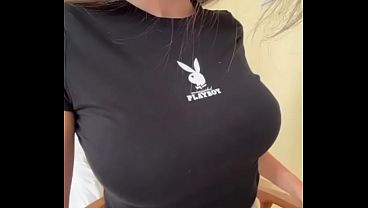 Esposa do irmão de peitos grandes usa shortinho curto