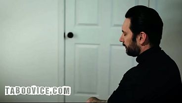 Gostosa De Bunda Grande Fode Com Padre Só Pra Zoar Madrasta Religiosa