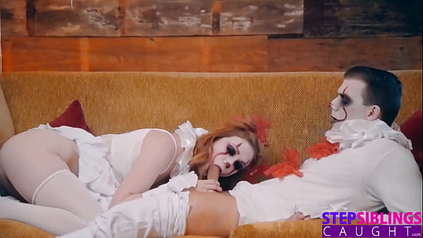 Scarlet Skies Mostra Pegadas Safadas Em Halloween Com Meio Irmãos